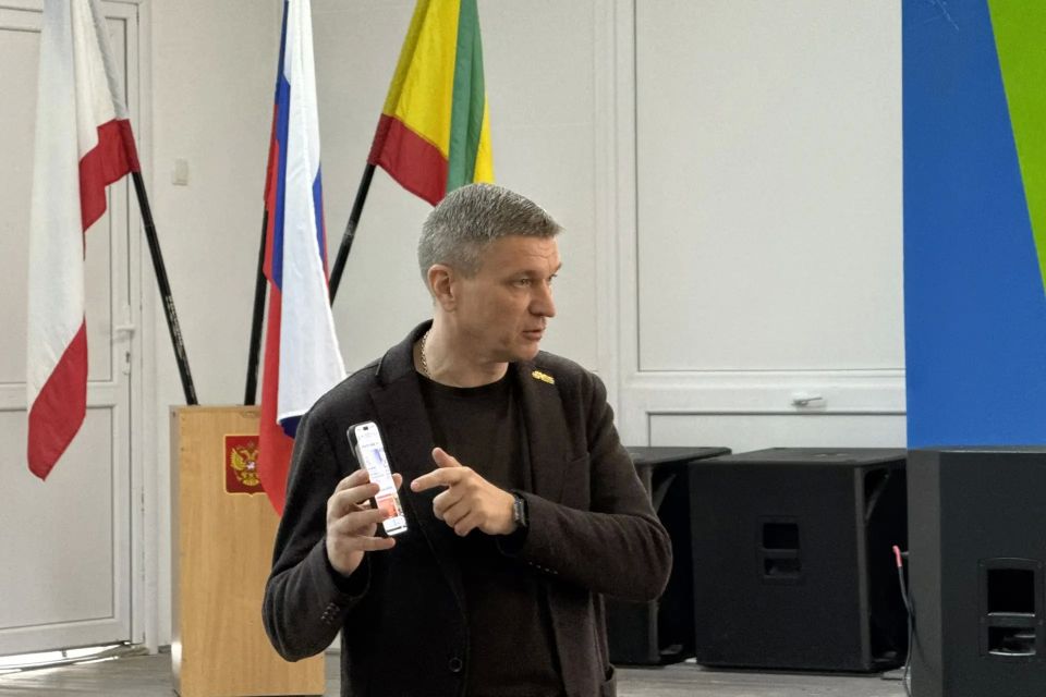 Александр Юрьев: Новую рабочую неделю я и мои заместители начали с общения с евпаторийскими школьниками в рамках занятия «Разговоры о важном» Александр Юрьев: Новую рабочую неделю я и мои заместители начали с общения с евпаторийскими школьниками в рамках занятия «Разговоры о важном»