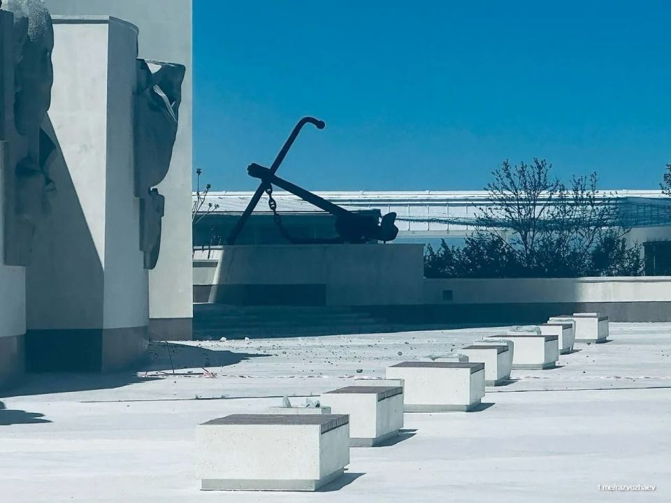 Обелиск "Городу-Герою Севастополю" был поврежден в результате массированной атаки ВСУ на город, сообщил губернатор Развожаев Обелиск "Городу-Герою Севастополю" был поврежден в результате массированной атаки ВСУ на город, сообщил губернатор Развожаев