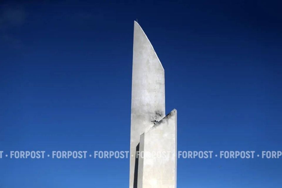 Обелиск "Городу-герою Севастополю", известный также как "Штык и парус", пострадал при массированной атаке украинских беспилотников на город в ночь на 26 апреля Обелиск "Городу-герою Севастополю", известный также как "Штык и парус", пострадал при массированной атаке украинских беспилотников на город в ночь на 26 апреля