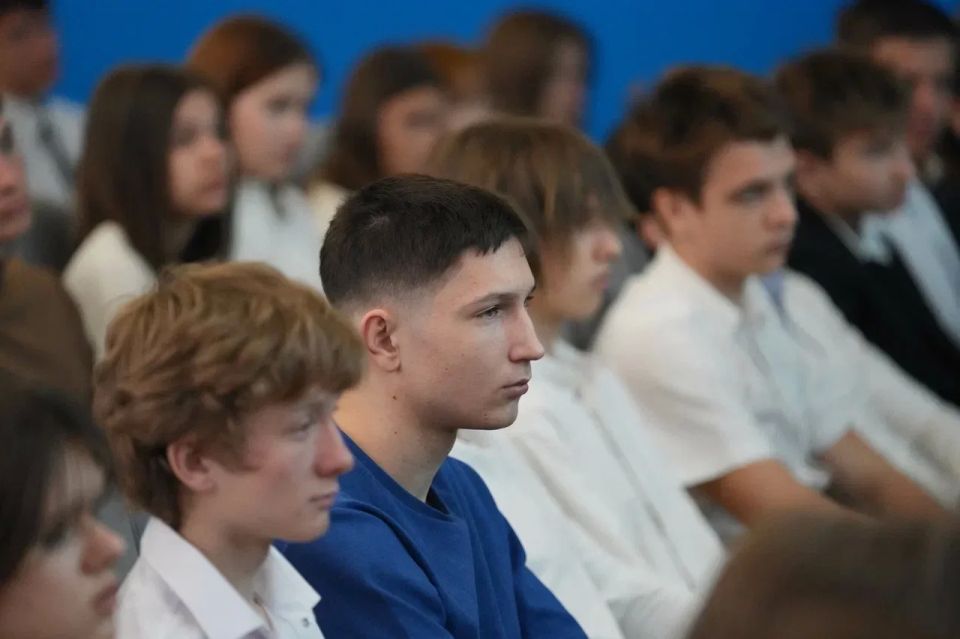 Александр Юрьев: Новую рабочую неделю я и мои заместители начали с общения с евпаторийскими школьниками в рамках занятия «Разговоры о важном» Александр Юрьев: Новую рабочую неделю я и мои заместители начали с общения с евпаторийскими школьниками в рамках занятия «Разговоры о важном»