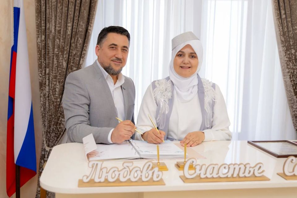 Бахчисарайский районный отдел ЗАГС провёл торжественное мероприятие, посвящённое «атласному» юбилею супружеской жизни семьи Ибрагимовых — Ридвана Мусановича и Лили Сеитаметовны, отметивших 24 года совместного пути Бахчисарайский районный отдел ЗАГС провёл торжественное мероприятие, посвящённое «атласному» юбилею супружеской жизни семьи Ибрагимовых — Ридвана Мусановича и Лили Сеитаметовны, отметивших 24 года совместного пути