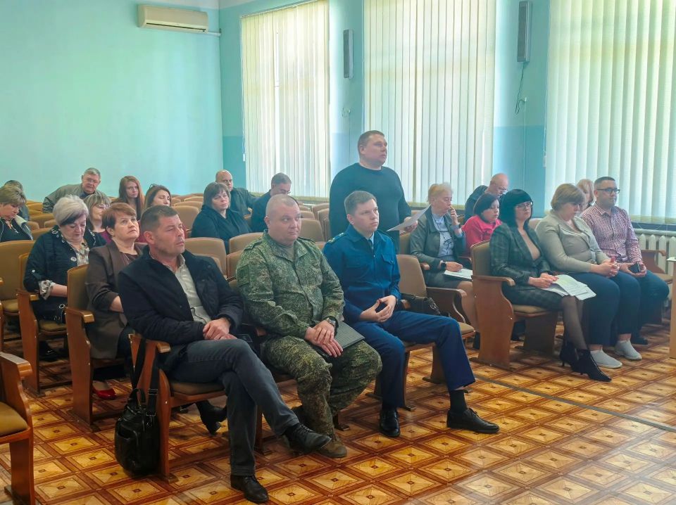 Сегодня глава администрации Советского района Александр Харламов провел аппаратное совещание по социально значимым вопросам района с руководителями структурных подразделений администрации, организаций и служб Советского... Сегодня глава администрации Советского района Александр Харламов провел аппаратное совещание по социально значимым вопросам района с руководителями структурных подразделений администрации, организаций и служб Советского...