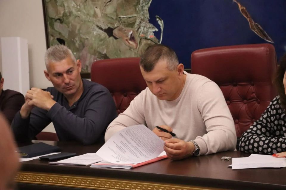 Под руководством главы администрации Керчи Олега Каторгина рабочая неделя началась с аппаратного совещания с заместителями и руководителями структурных подразделений администрации, где были заслушаны отчеты о выполнении... Под руководством главы администрации Керчи Олега Каторгина рабочая неделя началась с аппаратного совещания с заместителями и руководителями структурных подразделений администрации, где были заслушаны отчеты о выполнении...