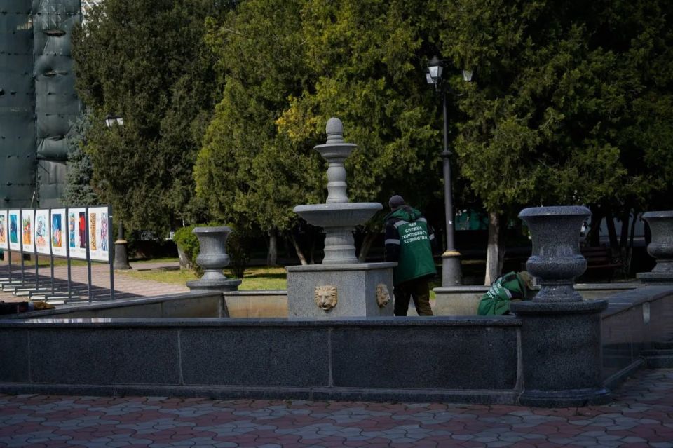 В Керчи фонтаны готовят к запуску после холодного периода В Керчи фонтаны готовят к запуску после холодного периода