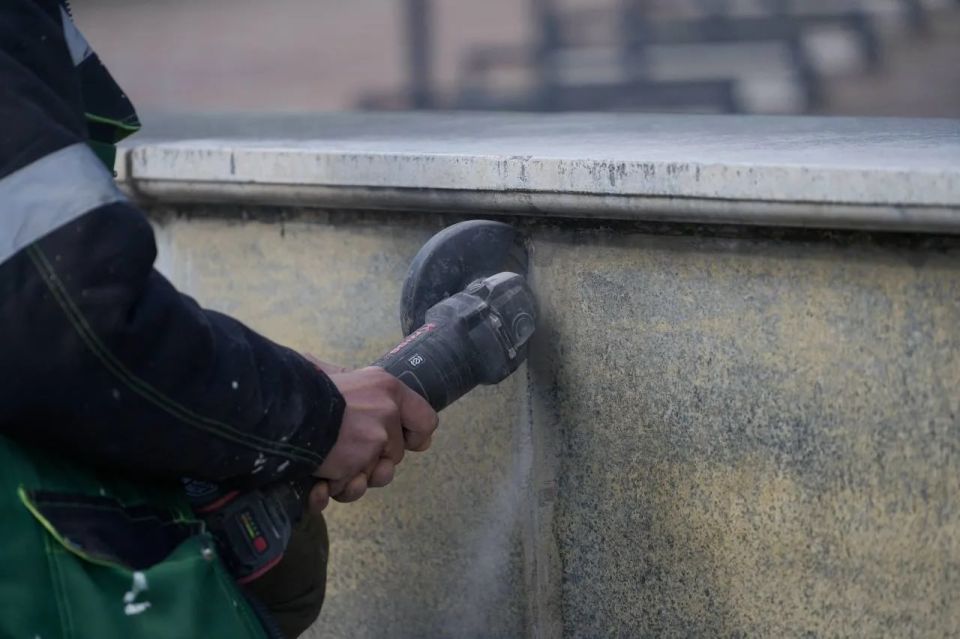 В Керчи фонтаны готовят к запуску после холодного периода В Керчи фонтаны готовят к запуску после холодного периода
