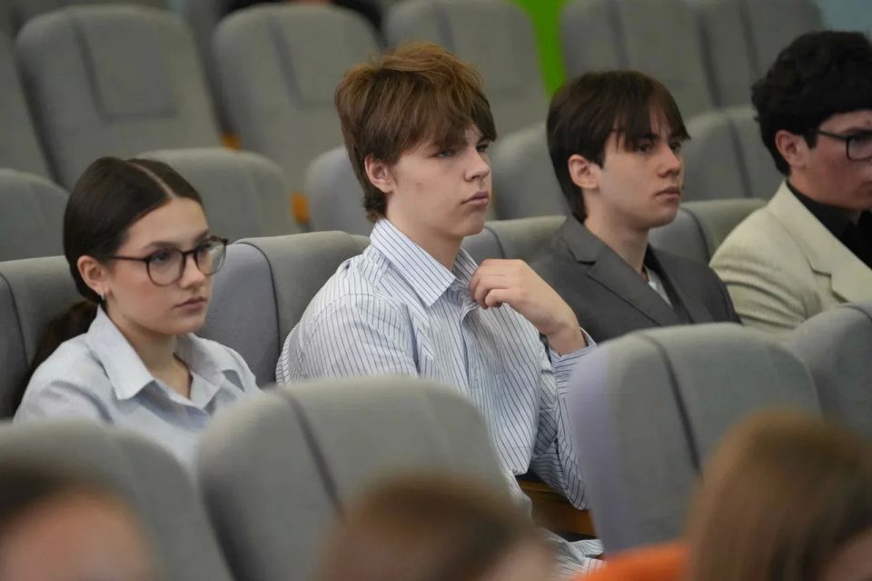 Александр Юрьев: Новую рабочую неделю я и мои заместители начали с общения с евпаторийскими школьниками в рамках занятия «Разговоры о важном» Александр Юрьев: Новую рабочую неделю я и мои заместители начали с общения с евпаторийскими школьниками в рамках занятия «Разговоры о важном»
