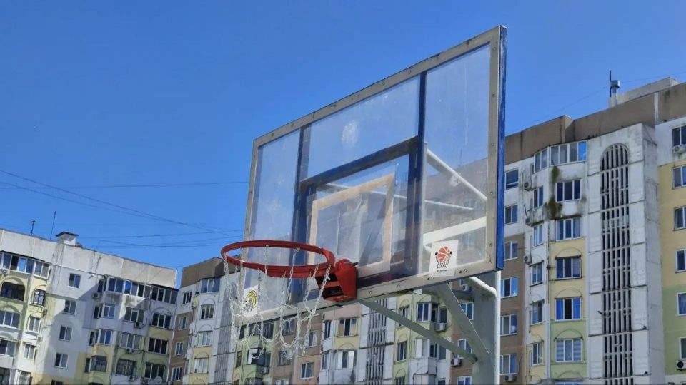 Продолжается работа по ремонту детских и спортивных площадок, расположенных на муниципальных территориях Керчи Продолжается работа по ремонту детских и спортивных площадок, расположенных на муниципальных территориях Керчи