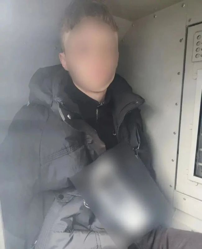 В Ялте внучка обманутого аферистами дедушки помогла задержать межрегионального курьера мошенников В Ялте внучка обманутого аферистами дедушки помогла задержать межрегионального курьера мошенников