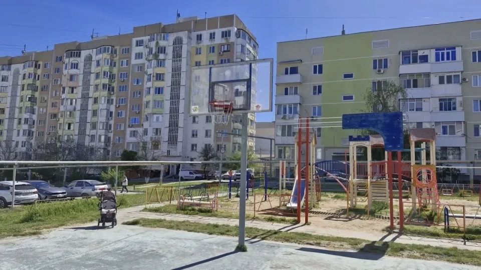 Продолжается работа по ремонту детских и спортивных площадок, расположенных на муниципальных территориях Керчи Продолжается работа по ремонту детских и спортивных площадок, расположенных на муниципальных территориях Керчи