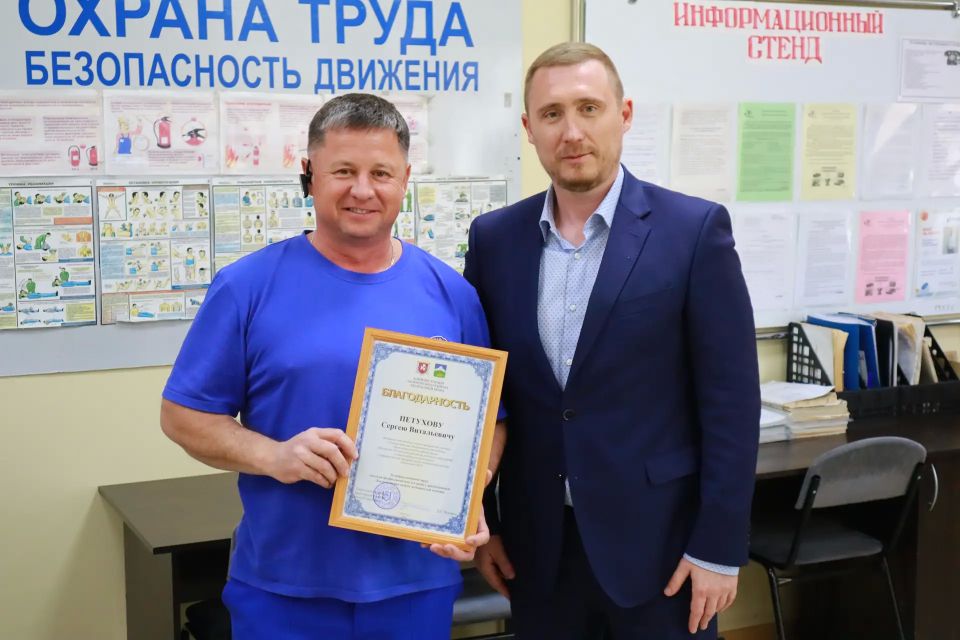 Рад был лично поздравить наших работников скорой медицинской помощи и вручить Благодарности администрации Белогорского района Рад был лично поздравить наших работников скорой медицинской помощи и вручить Благодарности администрации Белогорского района