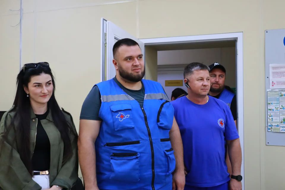 Рад был лично поздравить наших работников скорой медицинской помощи и вручить Благодарности администрации Белогорского района Рад был лично поздравить наших работников скорой медицинской помощи и вручить Благодарности администрации Белогорского района