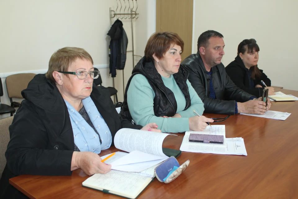 Председатель Советского районного совета Виктория Грицай совместно с главой администрации Советского района Александром Харламовым, главами сельских поселений приняла участие в заседании комиссии по контролю за соблюдением... Председатель Советского районного совета Виктория Грицай совместно с главой администрации Советского района Александром Харламовым, главами сельских поселений приняла участие в заседании комиссии по контролю за соблюдением...