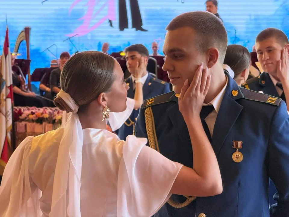 Янина Павленко: Роскошный бал, ставший уже традиционным праздником танцевального искусства, эстетического воспитания и патриотизма – в Ялте стартовал VI Александровский бал кадет Янина Павленко: Роскошный бал, ставший уже традиционным праздником танцевального искусства, эстетического воспитания и патриотизма – в Ялте стартовал VI Александровский бал кадет