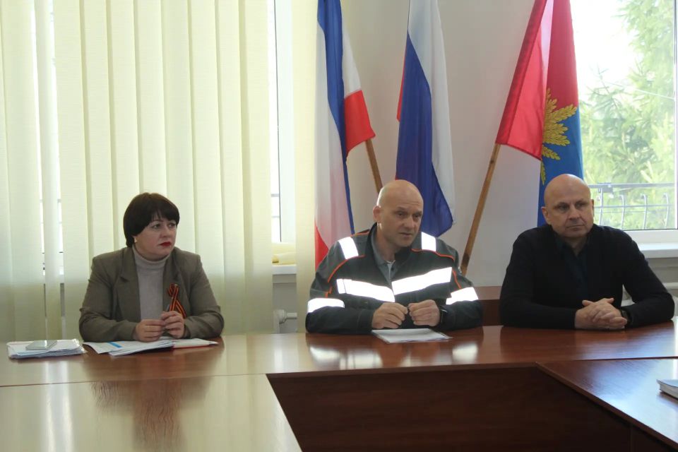 Председатель Советского районного совета Виктория Грицай совместно с главой администрации Советского района Александром Харламовым, главами сельских поселений приняла участие в заседании комиссии по контролю за соблюдением...