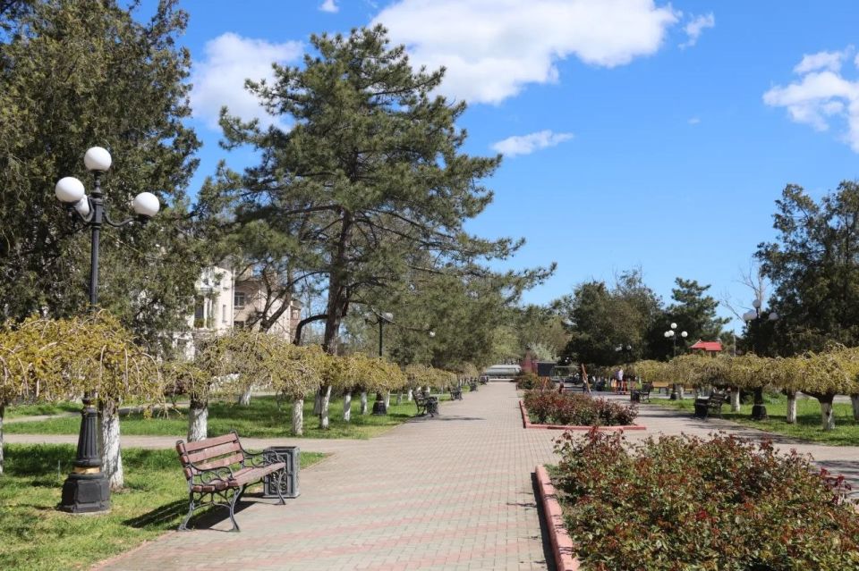Ежедневно сотрудники Службы городского хозяйства ведут работы по уходу за зелеными насаждениями Ежедневно сотрудники Службы городского хозяйства ведут работы по уходу за зелеными насаждениями