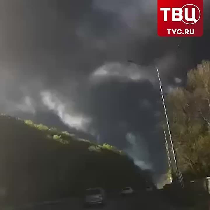 Густой черный дым окутал небо над Туапсе
