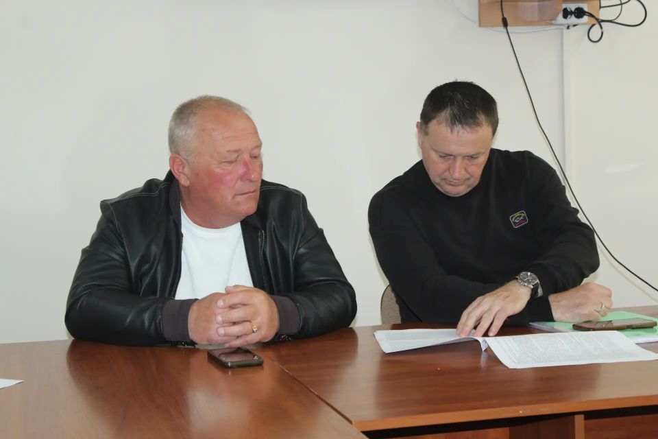 Председатель Советского районного совета Виктория Грицай совместно с главой администрации Советского района Александром Харламовым, главами сельских поселений приняла участие в заседании комиссии по контролю за соблюдением... Председатель Советского районного совета Виктория Грицай совместно с главой администрации Советского района Александром Харламовым, главами сельских поселений приняла участие в заседании комиссии по контролю за соблюдением...