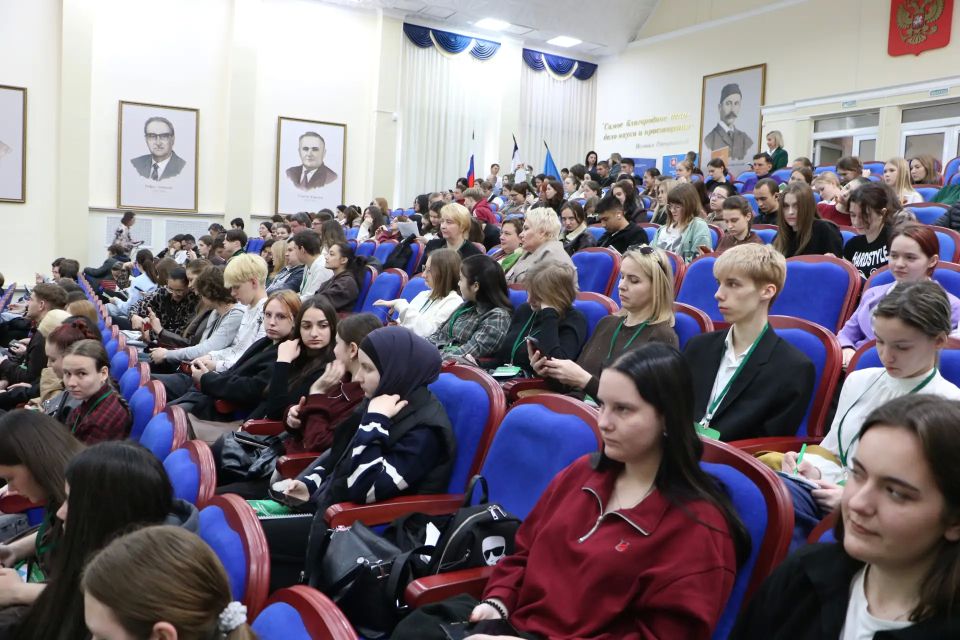 Крымским школьникам и студентам рассказали об основных направлениях работы Минфина Крыма Крымским школьникам и студентам рассказали об основных направлениях работы Минфина Крыма