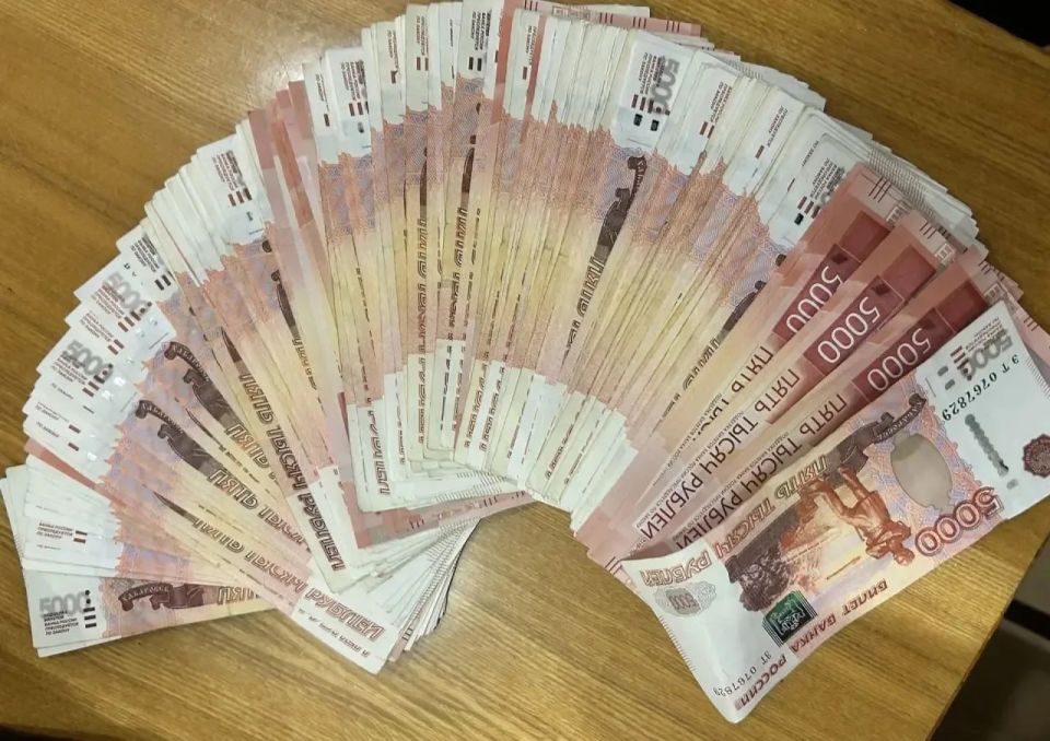 В Ялте внучка обманутого аферистами дедушки помогла задержать межрегионального курьера мошенников В Ялте внучка обманутого аферистами дедушки помогла задержать межрегионального курьера мошенников