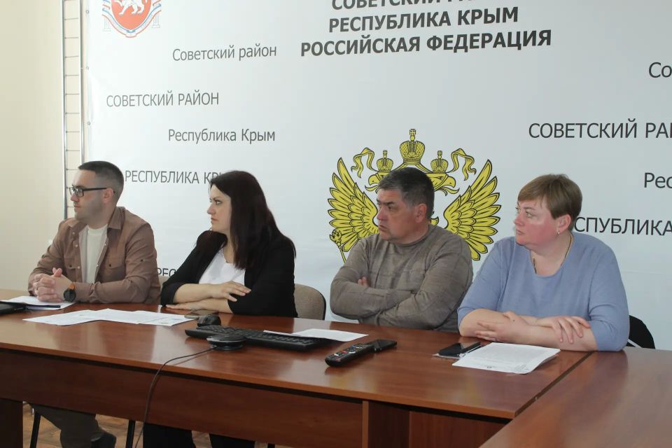 Председатель Советского районного совета Виктория Грицай совместно с главой администрации Советского района Александром Харламовым, главами сельских поселений приняла участие в заседании комиссии по контролю за соблюдением... Председатель Советского районного совета Виктория Грицай совместно с главой администрации Советского района Александром Харламовым, главами сельских поселений приняла участие в заседании комиссии по контролю за соблюдением...
