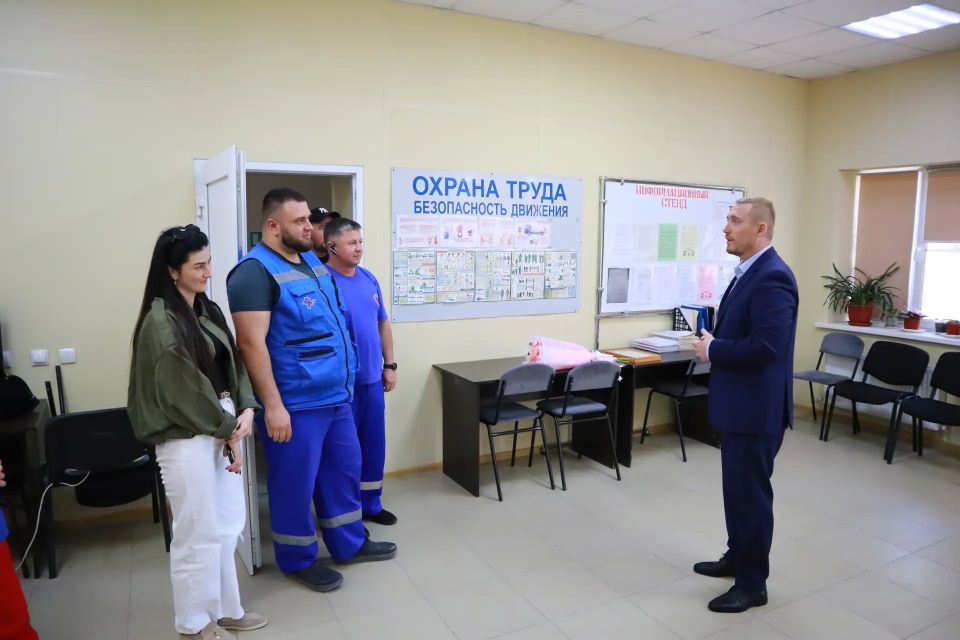 Рад был лично поздравить наших работников скорой медицинской помощи и вручить Благодарности администрации Белогорского района Рад был лично поздравить наших работников скорой медицинской помощи и вручить Благодарности администрации Белогорского района