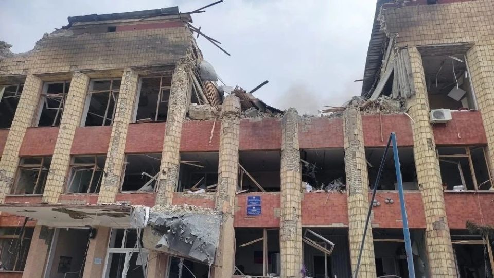 18 человек пострадали во время удара ВСУ по здании администрации в ЛНР 18 человек пострадали во время удара ВСУ по здании администрации в ЛНР