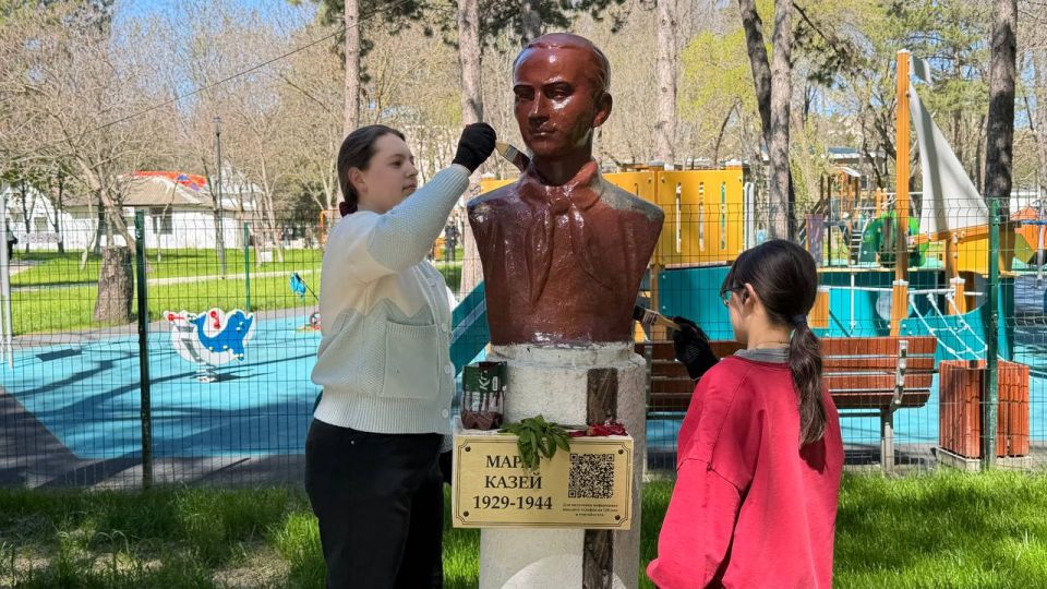 В Детском парке Симферополя обновляют бюсты пионеров-героев В Детском парке Симферополя обновляют бюсты пионеров-героев