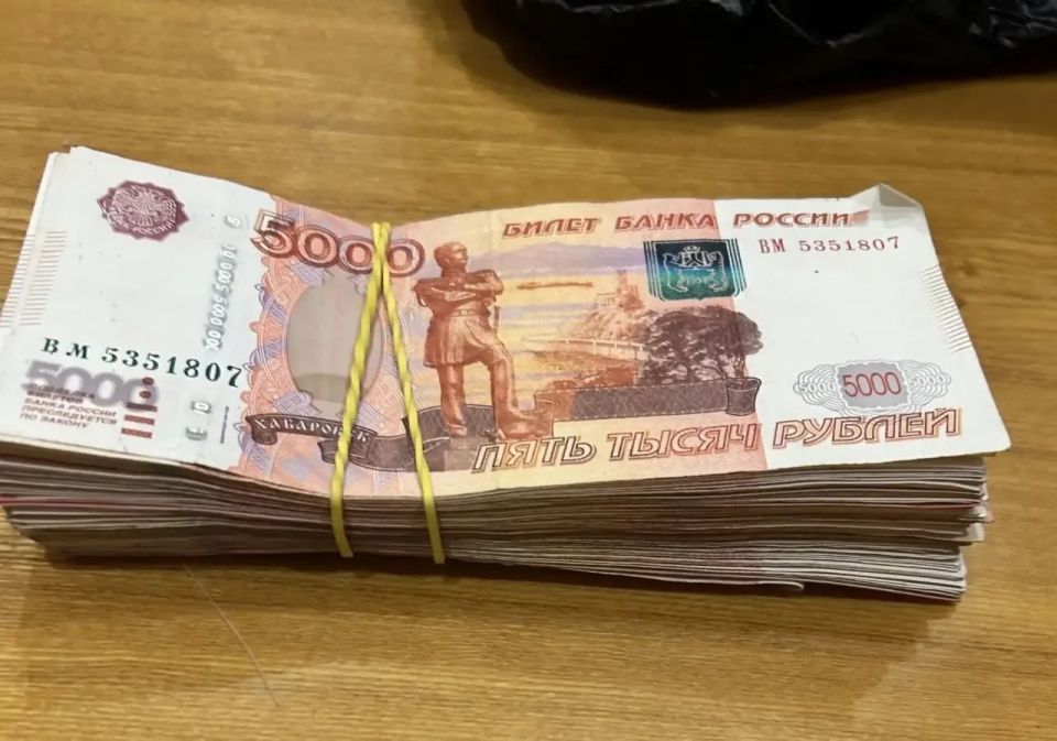 В Ялте внучка обманутого аферистами дедушки помогла задержать межрегионального курьера мошенников В Ялте внучка обманутого аферистами дедушки помогла задержать межрегионального курьера мошенников