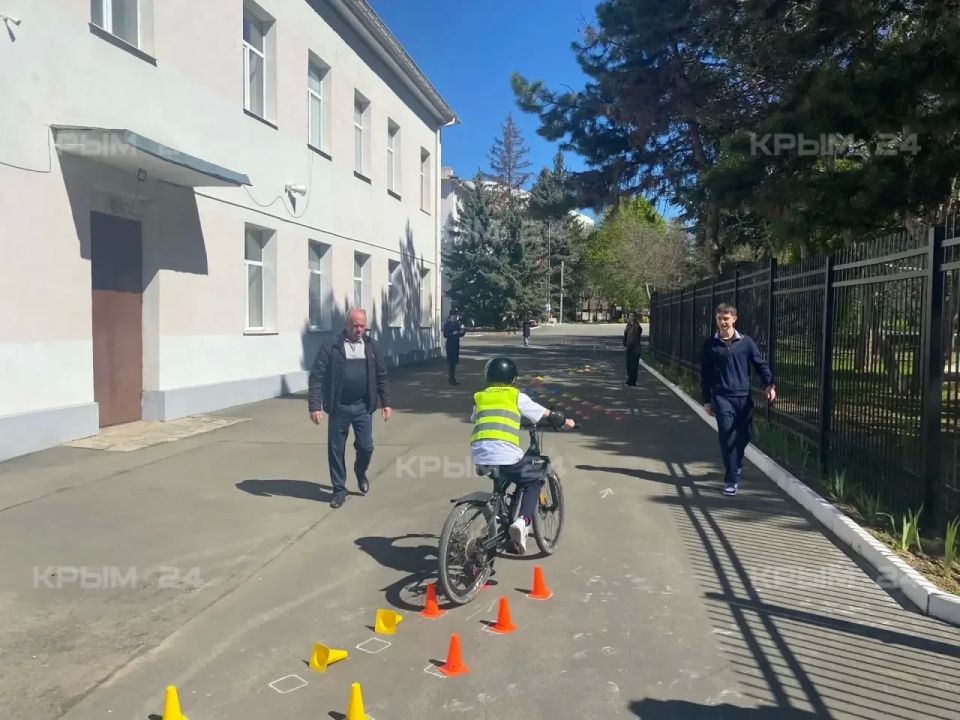 В Симферополе юные велосипедисты соревновались в фигурном вождении и знании ПДД В Симферополе юные велосипедисты соревновались в фигурном вождении и знании ПДД