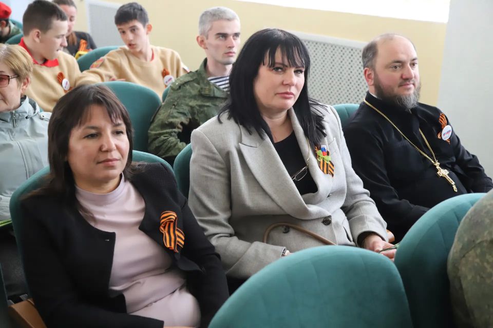 В МБОУ «Гимназия им. Н.Р. Андреева» состоялось торжественное открытие Аллеи Славы, посвящённой военнослужащим, погибшим в ходе Специальной военной операции В МБОУ «Гимназия им. Н.Р. Андреева» состоялось торжественное открытие Аллеи Славы, посвящённой военнослужащим, погибшим в ходе Специальной военной операции