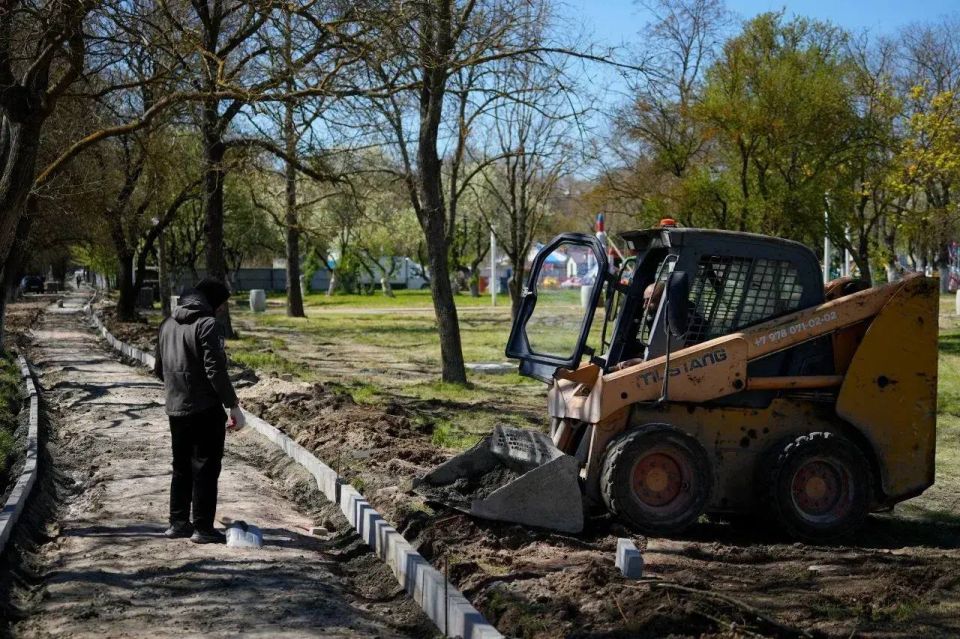 В Керчи продолжается ремонт тротуаров вдоль ул. Кирова. Работы выполняет ООО «СТГ-ЮГ» по заказу Службы автомобильных дорог Республики Крым В Керчи продолжается ремонт тротуаров вдоль ул. Кирова. Работы выполняет ООО «СТГ-ЮГ» по заказу Службы автомобильных дорог Республики Крым