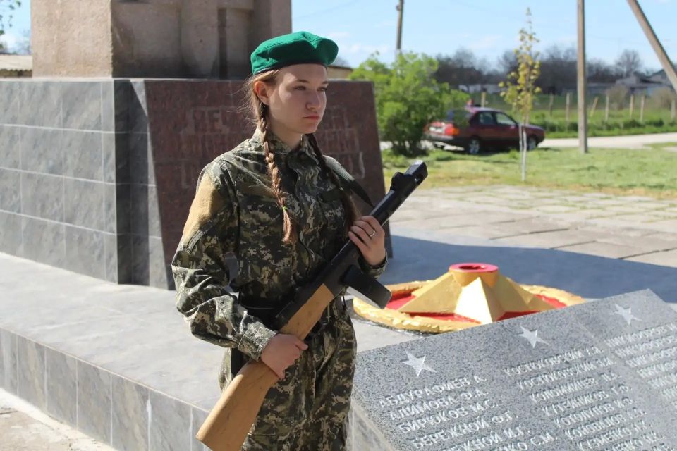 В Советском районе продолжаются патриотические мероприятия «Память в граните» и «Эстафета Памяти», посвящённые 82-й годовщине освобождения района от немецко-фашистских захватчиков и 81-й годовщине Великой Победы В Советском районе продолжаются патриотические мероприятия «Память в граните» и «Эстафета Памяти», посвящённые 82-й годовщине освобождения района от немецко-фашистских захватчиков и 81-й годовщине Великой Победы