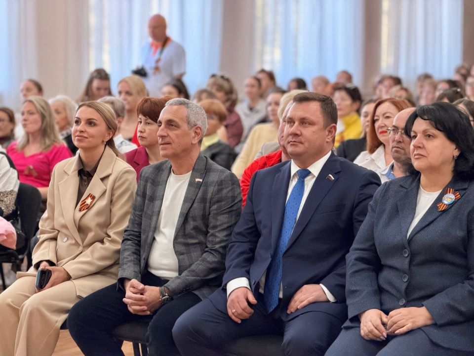 Юрий Нестеренко: Провёл очередную большую встречу с коллективами педагогов Симферополя по их приглашению Юрий Нестеренко: Провёл очередную большую встречу с коллективами педагогов Симферополя по их приглашению