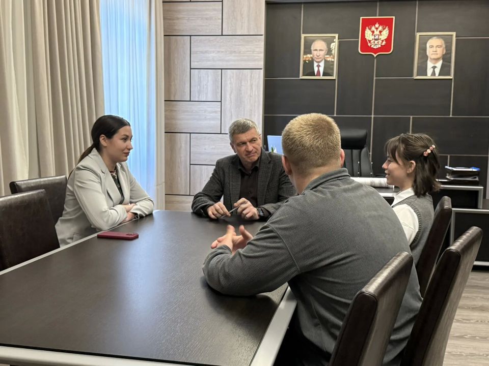 Александр Юрьев: Вместе со своим заместителем Валерией Симаковой встретился с участниками команды КВН «Сборная курорта Евпатория» Александр Юрьев: Вместе со своим заместителем Валерией Симаковой встретился с участниками команды КВН «Сборная курорта Евпатория»