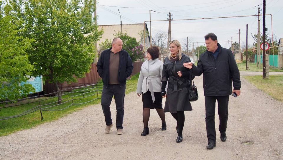 Василий Телиженко: Сегодня, совместно с депутатом Армянского городского совета Натальей Симоновой, руководителем АО «Благоустройство» и профильного отдела администрации, обошли с.Перекоп на предмет его санитарного состояния Василий Телиженко: Сегодня, совместно с депутатом Армянского городского совета Натальей Симоновой, руководителем АО «Благоустройство» и профильного отдела администрации, обошли с.Перекоп на предмет его санитарного состояния