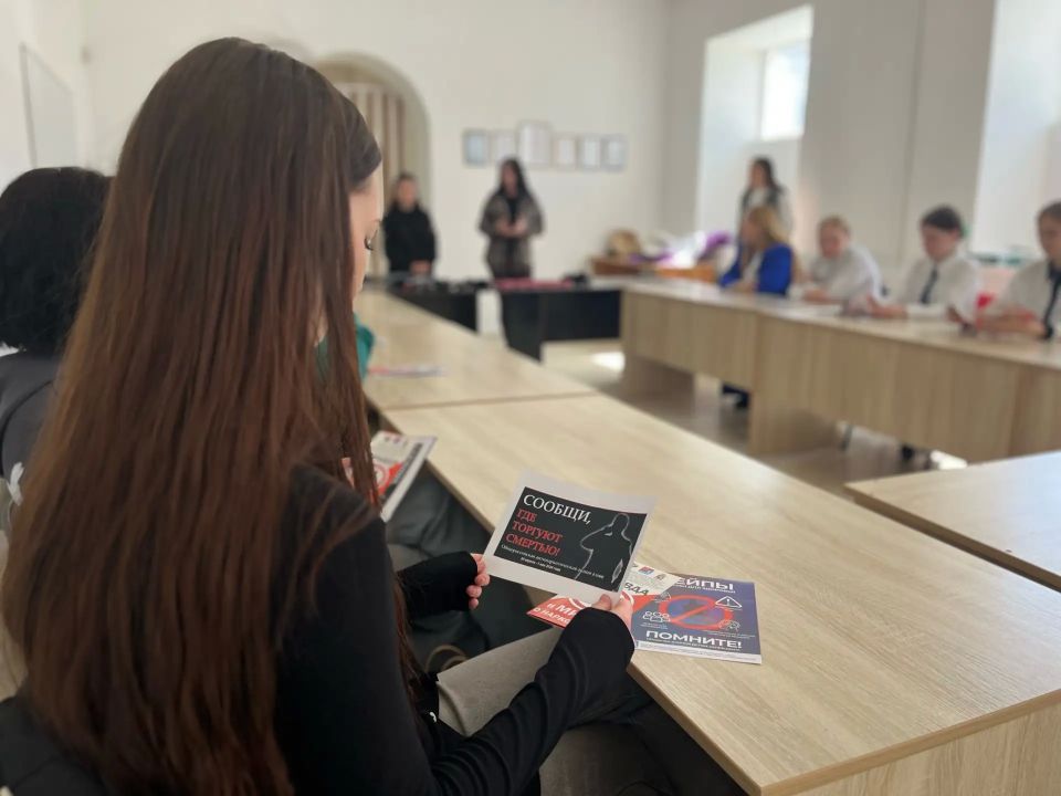 В Севастополе сотрудники полицейского наркоконтроля организовали занятие по тактической медицине для подростков В Севастополе сотрудники полицейского наркоконтроля организовали занятие по тактической медицине для подростков