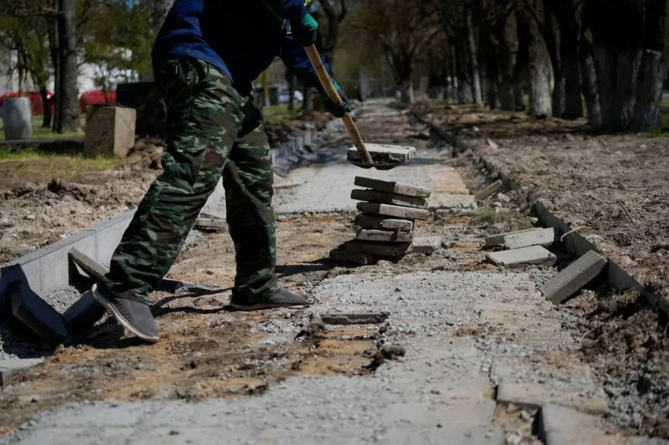 В Керчи продолжается ремонт тротуаров вдоль ул. Кирова. Работы выполняет ООО «СТГ-ЮГ» по заказу Службы автомобильных дорог Республики Крым В Керчи продолжается ремонт тротуаров вдоль ул. Кирова. Работы выполняет ООО «СТГ-ЮГ» по заказу Службы автомобильных дорог Республики Крым