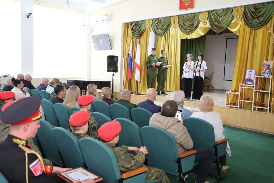 В МБОУ «Гимназия им. Н.Р. Андреева» состоялось торжественное открытие Аллеи Славы, посвящённой военнослужащим, погибшим в ходе Специальной военной операции В МБОУ «Гимназия им. Н.Р. Андреева» состоялось торжественное открытие Аллеи Славы, посвящённой военнослужащим, погибшим в ходе Специальной военной операции
