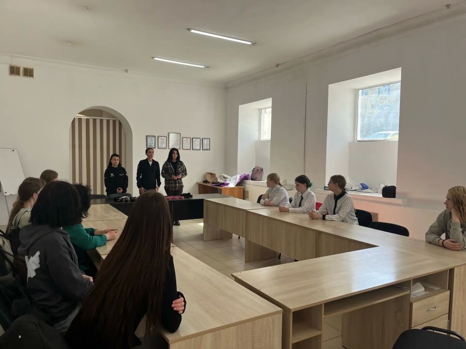В Севастополе сотрудники полицейского наркоконтроля организовали занятие по тактической медицине для подростков В Севастополе сотрудники полицейского наркоконтроля организовали занятие по тактической медицине для подростков