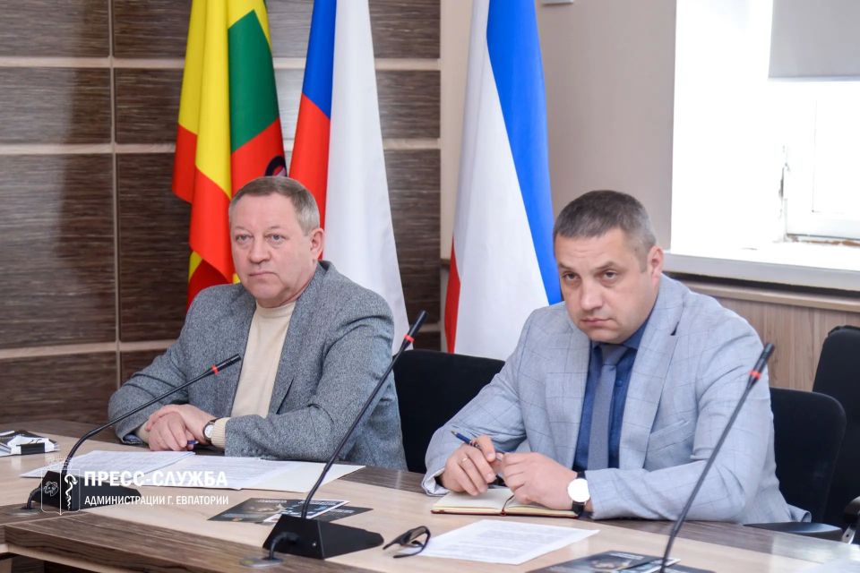 В Евпатории обсудили меры безопасности на курортный сезон В Евпатории обсудили меры безопасности на курортный сезон