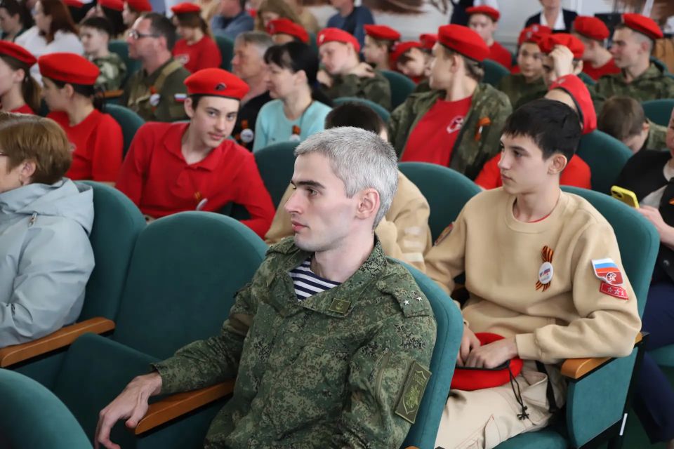 В МБОУ «Гимназия им. Н.Р. Андреева» состоялось торжественное открытие Аллеи Славы, посвящённой военнослужащим, погибшим в ходе Специальной военной операции В МБОУ «Гимназия им. Н.Р. Андреева» состоялось торжественное открытие Аллеи Славы, посвящённой военнослужащим, погибшим в ходе Специальной военной операции