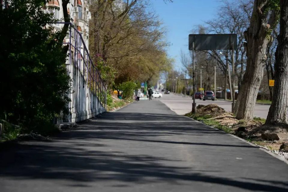 В Керчи продолжается ремонт тротуаров вдоль ул. Кирова. Работы выполняет ООО «СТГ-ЮГ» по заказу Службы автомобильных дорог Республики Крым В Керчи продолжается ремонт тротуаров вдоль ул. Кирова. Работы выполняет ООО «СТГ-ЮГ» по заказу Службы автомобильных дорог Республики Крым
