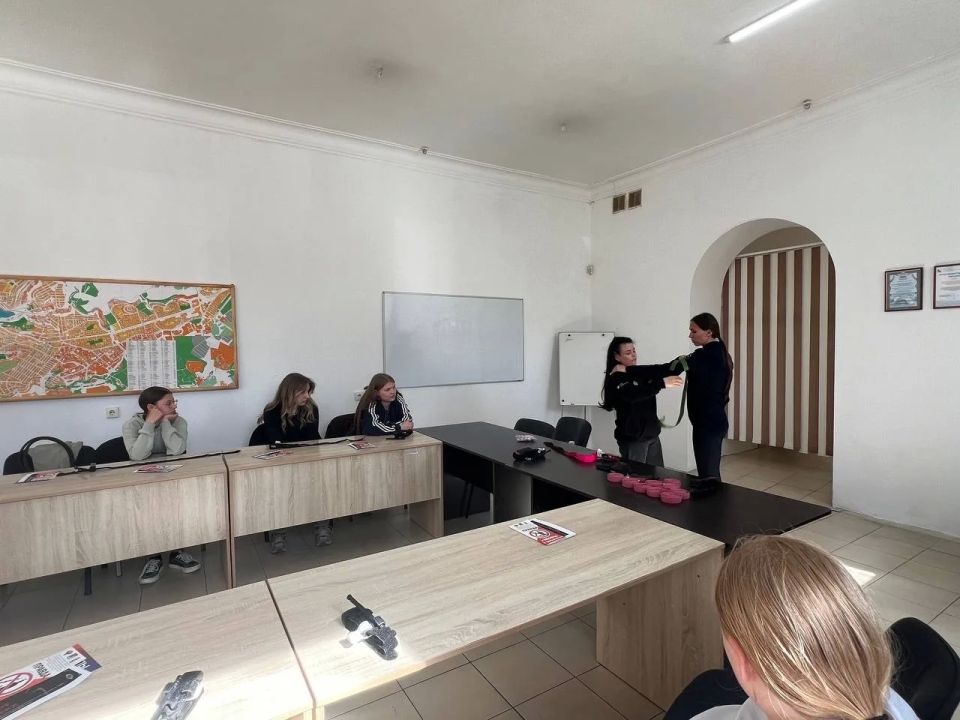 В Севастополе сотрудники полицейского наркоконтроля организовали занятие по тактической медицине для подростков В Севастополе сотрудники полицейского наркоконтроля организовали занятие по тактической медицине для подростков