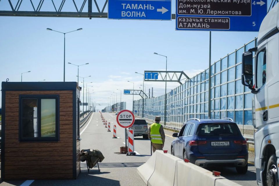 Сегодня на участке автодорожного подхода к Крымскому мосту начала действовать новая схема организации дорожного движения Сегодня на участке автодорожного подхода к Крымскому мосту начала действовать новая схема организации дорожного движения