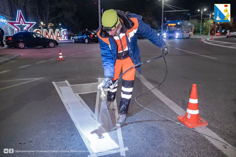 Севавтодор обновляет дорожную разметку к летнему сезону Севавтодор обновляет дорожную разметку к летнему сезону