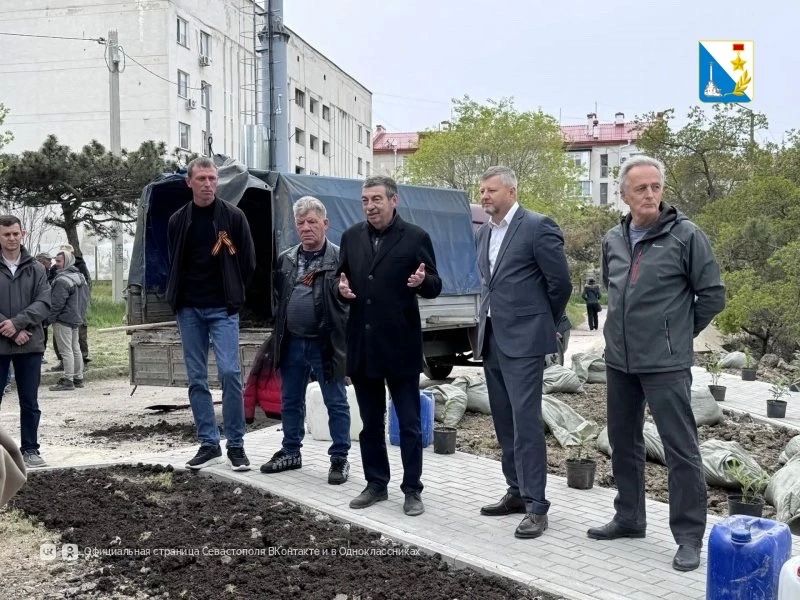 Ветераны и школьники высадили почти 100 деревьев и кустарников на улице Молодых строителей Ветераны и школьники высадили почти 100 деревьев и кустарников на улице Молодых строителей