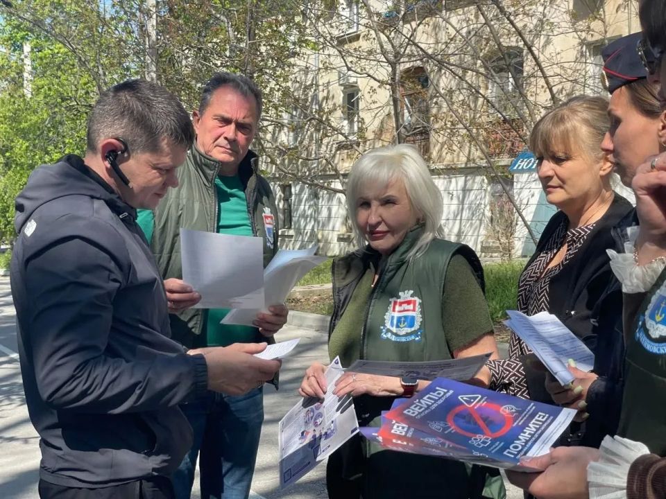 Сотрудники полицейского наркоконтроля рассказали жителям Нахимовского района об опасности запрещённых веществ Сотрудники полицейского наркоконтроля рассказали жителям Нахимовского района об опасности запрещённых веществ