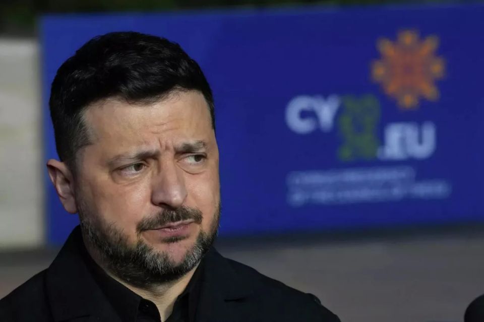 Зеленский подписал законы о продлении военного положения и мобилизации