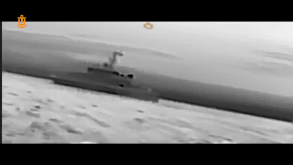Кадры атаки украинских БЭК на патрульный катер проекта 12200 «Соболь» БОХР ПС ФСБ РФ и на противодиверсионный катер проекта 21980 «Грачонок» ЧФ РФ, охранявших Керченский пролив у Крымского моста Кадры атаки украинских БЭК на патрульный катер проекта 12200 «Соболь» БОХР ПС ФСБ РФ и на противодиверсионный катер проекта 21980 «Грачонок» ЧФ РФ, охранявших Керченский пролив у Крымского моста