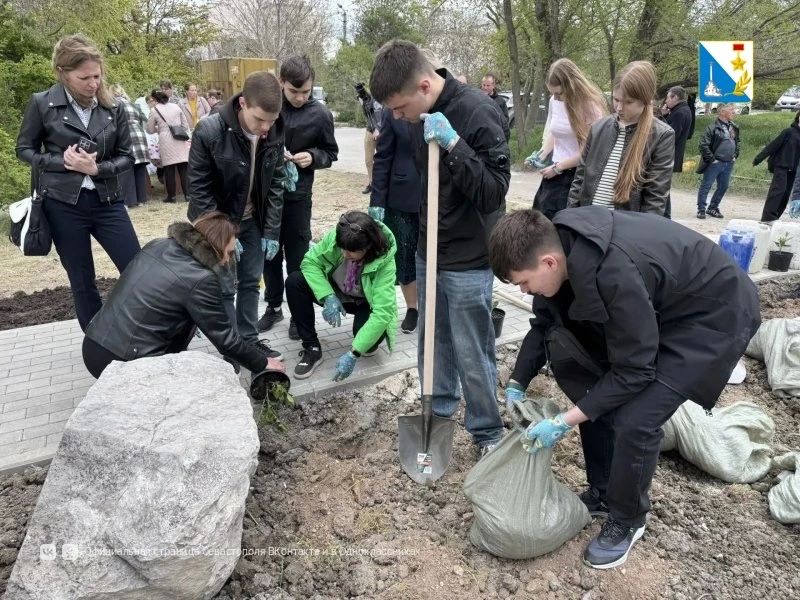 Ветераны и школьники высадили почти 100 деревьев и кустарников на улице Молодых строителей Ветераны и школьники высадили почти 100 деревьев и кустарников на улице Молодых строителей